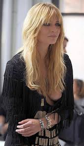 Fotos de mulheres pagando peitinho em lugares publicos