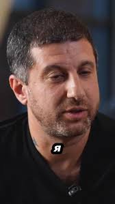 Вот не доверяю я лысым. Если свои волосы не жалеют то человека и подавно 👿