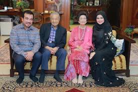 Siti nurhaliza asma ul husna the journey of nur 2 kerjasama antara atoszone bersama radioctfm. Siti Nurhaliza Throws Joint Birthday And Wedding Anniversary Celebration For Dr M Dr Siti Hasmah