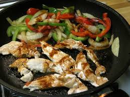 · 100 gr pisellini surgelati. Come Preparare Il Petto Di Pollo Straccetti Di Pollo Ai Peperoni Ginger Tomato