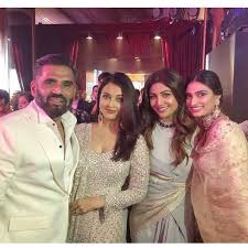 The Shetties Pose With Beauty Queen Aishwarya Rai Bachchan Follow Instantbollywood For Latest Updates Fro Sonam Kapoor Wedding Bollywood Wedding Bollywood