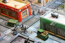 Los juegos de rol son juegos de mesa en los que nos adaptamos a el papel de un personaje, o de todo un ejército, realizando una serie de misiones u objetivos, adentrándonos en una aventura mientras combatimos contra enemigos, monstruos o ejércitos y conseguimos objetos, armas y aumentamos nuestros poderes y hasta completar la historia para ser el ganador del juego. Los 4 Mejores Juegos De Rol De Mesa Actuales 2016
