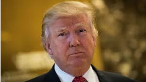 Eddie Johnson, superintendente de la policía de Chicago, se tambalea en  plena conferencia de prensa