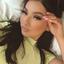 Shelby Whitehead's Instagram, Twitter & Facebook