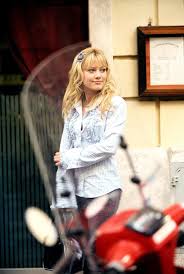 How 1 Woman Transforms Into Lizzie Mcguire With Makeup For Instagram Lizzie Mcguire Movie Lizzie Mcguire Hilary Duff Hair