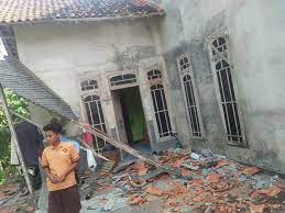 Pusat gempa berada di laut 96 km selatan kepanjen, kabupaten malang, jawa timur, indonesia. Siang Bolong Gempa Mengagetkan Warga Kabupaten Blitar Blitar Daerah Headline Mitratoday