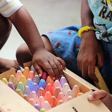 You will find great ideas for your little one, to make games with everyday household objects. 7 Outdoor Activities For Toddlers And Preschoolers