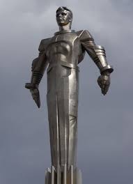 Deutscher regisseur veit helmer steht vor einem denkmal des sowjetischen kosmonauten yuri gagarin im russischen raum trainingslager star city in der nähe von moskau, russland, 18. Pin On Socrealizm