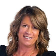 Shelly Raines's Instagram, Twitter & Facebook