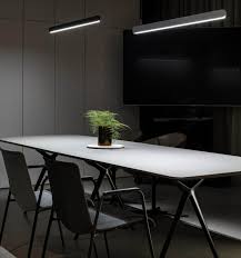 Uitvoeringende luxe hanglamp is verkrijgbaar in de kleuren mat wit, mat zilver, mat zwart, mat goud, rose goud, brons en phantom. Occhio Mito Volo 100 Pendel Variabel Mat Sort M Sort