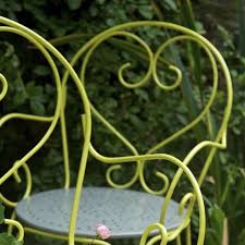 Tendance avec ces franges en tissus, sa structure est faite en fer forgé d'une finition crème poudrée. Repeindre Un Salon De Jardin En Fer C Est Facile Cote Maison