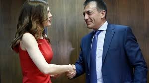 Βεβαίως και όλοι κρινόμαστε, κύριοι συνάδελφοι, αλλά η πολιτική του κ. Paradosh Paralabh Sto Ypoyrgeio Ergasias Broytshs Prwth Proteraiothta H Ekdosh Twn Ekkremwn Synta3ewn