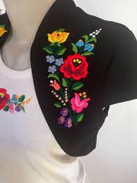 Kalocsai magyaros virág képpel ellátott mintasablon, mely csillámtetováláshoz, henna festéshez és egyéb testfestéshez imádjuk a munkáitokat. Rendelesre Terito Es Minta Sablonok Vm Kalocsai Himzes Facebook