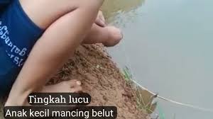 Bagikan dengan 20 teman atau grup whatsapp (klik tombol whatsapp). Video Lucu Anak Kecil Mancing Belut Youtube