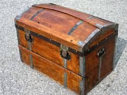 Une Malle Ancienne Malle En Bois Malle Ancienne Malles Vintage