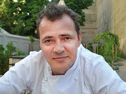 Am pus faţă în faţă şase dintre cei mai iscuţi chefi de pe plan local cu  şase vinuri româneşti alese pe sprânceană şi i-am provocat să gătească un  fel de mâncare pentru