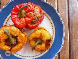 Il ripieno di riso e formaggio dà vita a un piatto cremoso all'interno e croccante fuori: Peperoni Ripieni Al Forno Con Il Tonno Ricette Al Volo