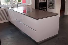 Wir renovieren ihre kuche weisse kueche welche arbeitsplatte. Weisser Lack Mit Schwarzbraunem Rahmen Kuchen Design Magazin