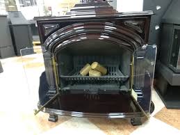 Las cocinas a leña producidas con los mejores materiales, realizadas con un diseño sobrio y elegante en una gama de colores actuales y refinados, un magnífico complemento de decoración con los que redescubrir el placer de cocinar. Estufa Franklin 90 18kw Lena De Hergom Estufas De Lena Estufas Chimeneas