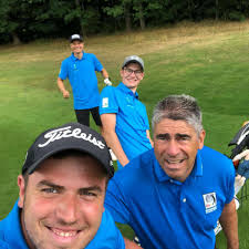 Nach Runde eins auf geteiltem vierten Rang