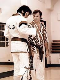 Imagine standing beside Elvis Presley — not as one of the millions who  adored him from afar, but as someone who laughed with him, trained with  him, and built real memories in