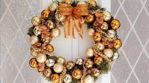 Aprende a hacer esta corona navideña para decorar tu puerta en este fechas reciclando trozos de papel que te sobran de otros proyectos. Como Hacer Una Corona De Navidad Para La Puerta Todo Manualidades Coronas De Navidad Como Hacer Coronas Guirnalda De Navidad