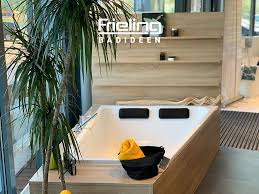 Holz Im Badezimmer Grosse Badewanne Gemutlicher Landhausstil Ausstellung Hamm In 2020 Grosse Badewanne Bader Ideen Doppelbadewanne
