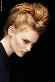 La banana è ricca di vitamine, oli naturali e acqua, elementi che la rendono capace di restituire umidità ai capelli, rendendoli visibilmente morbidi e . Tendenza Capelli Inverno 2016 Il Ritorno Del Ciuffo A Banana Le Shampiste