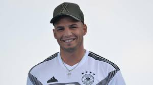 Lukas podolski und pietro lombardi haben zusammen ein eis rausgebracht. Fernsehgarten Irrer Kappen Zopf Zwischen Pietro Lombardi Und Dem Zdf Stern De