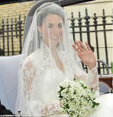 There were two cakes —one very traditional, and the other unusual. P Eanscjoznd2m