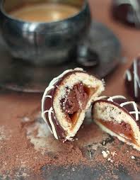 Pour Faire Suite A L Article D Hier J Enchaine Avec Ces Delicieux Domes A Base De Pate Sablee Fourree Au Caramel Au Beurre Sale Et A La Macarons Kekse