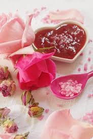 Confiture De Fraises A La Rose Une Delicatesse Parfumee Confiture Fraise Confiture Recette Confiture