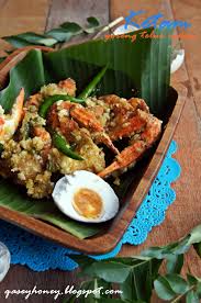 Untuk menjimatkan wang, anda boleh hasilkan sendiri di rumah. Ketam Goreng Telur Masin Qasey Honey