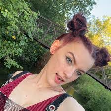 Annie Stahl's Instagram, Twitter & Facebook