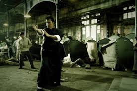 Ip man, respetado maestro de wing chun, combina el estudio de las artes marciales con los combates ocasionales a los que se ve forzado por parte de sus admiradores. Ip Man 2008 Moviexclusive Com