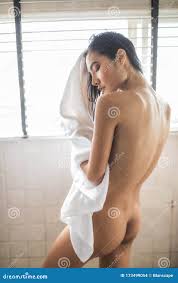 Mulher Nua Molhada Limpar O Corpo Após O Chuveiro Foto de Stock - Imagem de  frescor, adulto: 173499054
