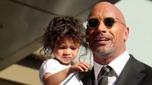 Wieso er trotzdem zum tausendsten mal könig der. Dwayne The Rock Johnson Seine Tochter Stiehlt Ihm Die Show Youtube