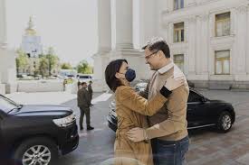 Можешь коленки не прикрывать, только рта не открывай — за что Бербок не  любят на Востоке - Минская правда