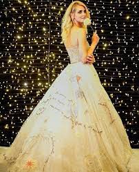 Und wie es sich für die „königin aller bloggerinnen gehört, war diese hochzeit ein fest der superlative. Pin On Brautkleider Mit Tull Brautkleid Prinzessin