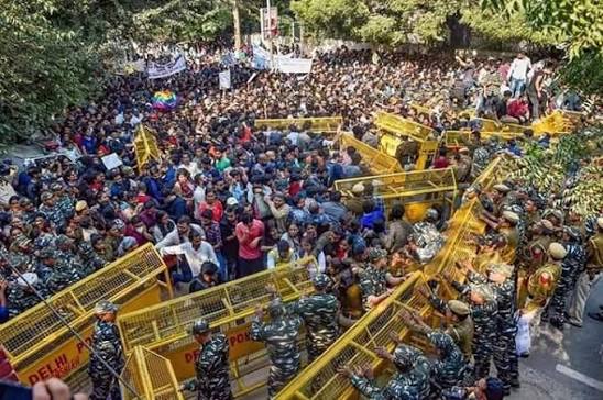 जेएनयू छात्र आंदोलन : पुलिस ने स्ट्रीट लाइट्स बंद कर छात्रों को भगाया, कई  छात्र गंभीर रूप से घायल | न्यूज़क्लिक