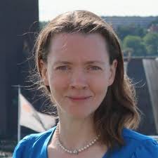 Men det är alldeles för billigt Stina! Du får höja priset, sa jag till  floristen. 🌷 Jag köpte blommor av en florist förut som hade egen  blomsteraffär, hon tog endast betalt för