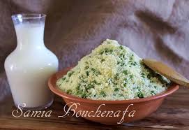 Faire bien griller le boeuf et l'agneau dans l'huile d'olive et les oignons, et ajouter les aubergines, les courgettes, les tomates, les pois chiches et les carottes; Veritable Recette Couscous Au Petits Pois Mesfouf Bel Djelbana Le Monde Culinaire De Samia Bouchenafa
