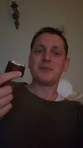 Guess what?! He is painting again... 🤦‍♂️🥴 ... but now I wait for the  Burger King delivery! 🤤🍔🍟