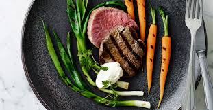 Kalvmedaljonger Med Grillade Gronsaker Och Farskostkram Grillade Gronsaker Gronsaker