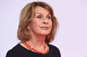The movie was a bit of a flop when released, but berger had numerous hits in her long career, and continues to act, appearing in the television series under. Altstar Senta Berger Kaviar Und Ein Pornogerucht Kultur Stuttgarter Nachrichten