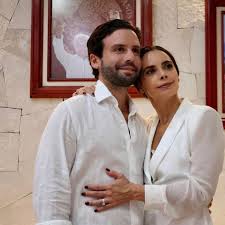 Feliz cumpleaños amor 🤍! Eres un gran ejemplo para nuestros hijos y el mejor esposo, gracias por tanto … que seas inmensamete feliz! Te amo con todo mi corazón 🤍