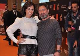 وتظهر ياسمين رئيس في الفيديو ووجهها ملطخ بالاسمنت بعد تصويرها مشهد المقبرة. ÙŠØ§Ø³Ù…ÙŠÙ† Ø±Ø¦ÙŠØ³ ÙˆÙ‡Ø§Ø¯ÙŠ Ø§Ù„Ø¨Ø§Ø¬ÙˆØ±ÙŠ ÙŠØµÙ„Ø§Ù† Ø§Ù„Ø¹Ø±Ø¶ Ø§Ù„Ø®Ø§Øµ Ù„ÙÙŠÙ„Ù… Ù„Øµ Ø¨ØºØ¯Ø§Ø¯ Ø¨ÙˆØ§Ø¨Ø© Ø§Ù„Ø´Ø±ÙˆÙ‚ Ù†Ø³Ø®Ø© Ø§Ù„Ù…ÙˆØ¨Ø§ÙŠÙ„