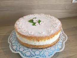 Kasesahnetorte Mit Fondant Glitzerblumchen Kase Sahne Torte Torten Fondant