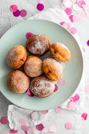 Man muss nur die temperatur des öls im griff haben, dann erhält man wunderbar aromatische krapfen. Krapfen Mit Hiffenmark Foodundco De Foodblog Aus Nurnberg