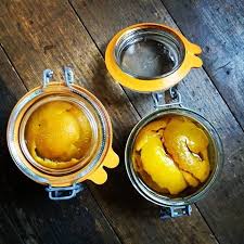 Le Vinaigre D Agrumes Un Indispensable Pour Le Menage Au Naturel A La Maison Je Fais Tout Simplement Macerer Des Epluchures D Agru Cucumber Condiments Food